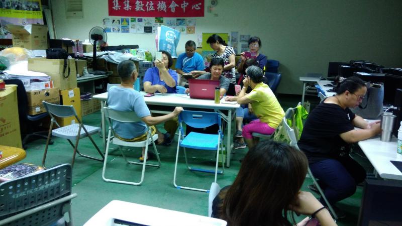 生態文化遊程地圖app建置課程，講師把來上課的學員分組進行討論