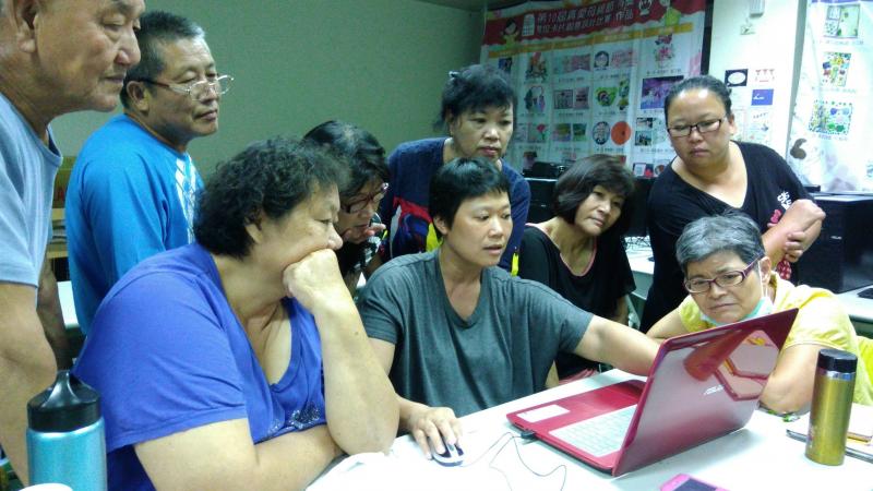學員們看著講師說明與學習操作