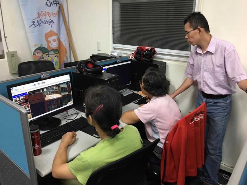 講師指導學員操作下載圖片。