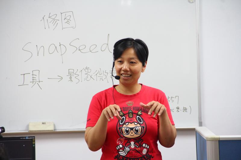 講師指導學員們要如何使用手機修圖，把不要的部分去除，更能夠讓照片聚焦