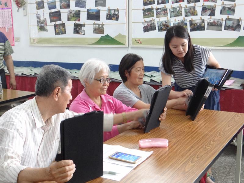 講師指導學員操作平板，註冊數位好學堂。