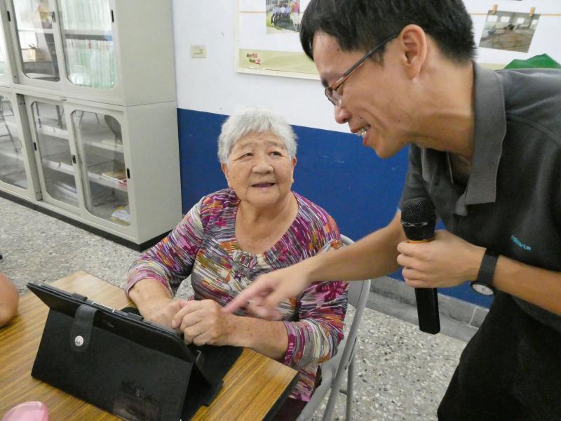 學員學習碰上困難，講師一邊指導