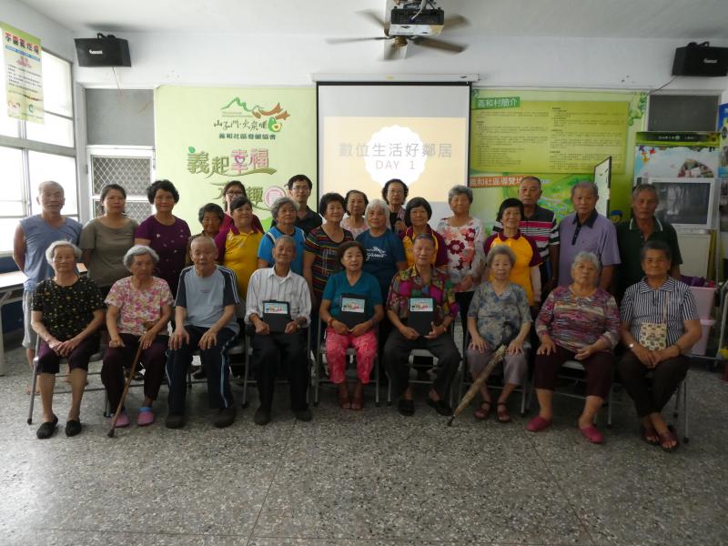 各位長者非常認真練習平板，全體大合照一張！