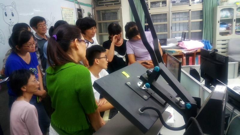 學員們第一次接觸貼圖創作課，每個人都很好奇，圍著老師認真的聽老師指導