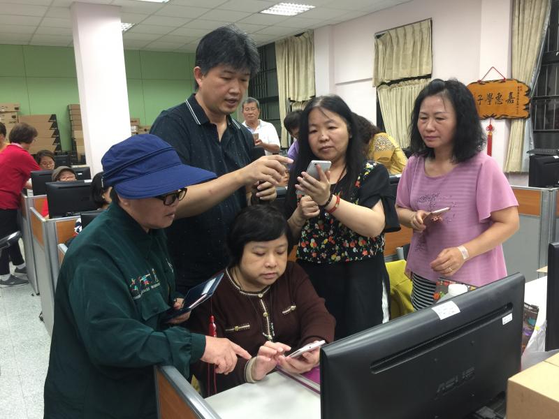 老師指導學員設定自動回覆訊息功能。