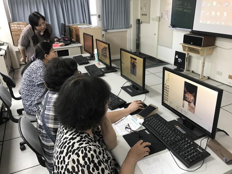 學員認真操作
