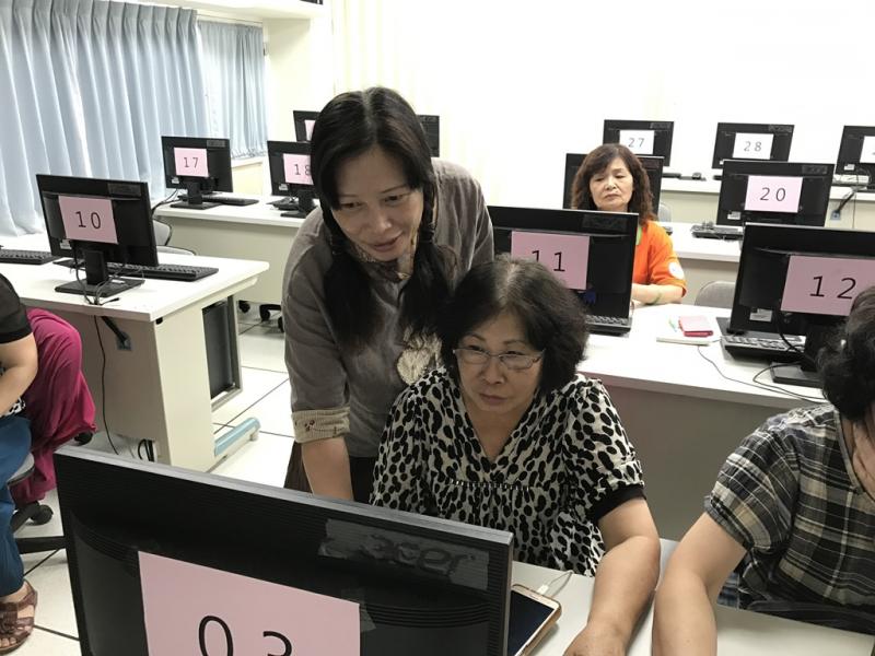 老師指導學員操作