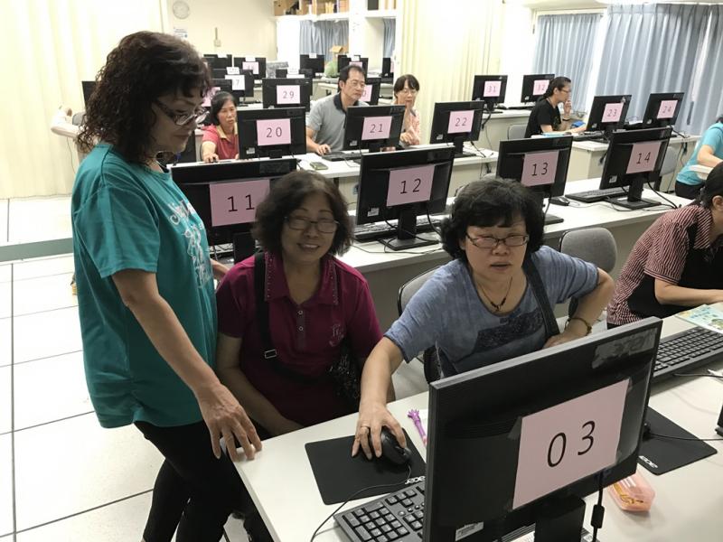 學員認真操作