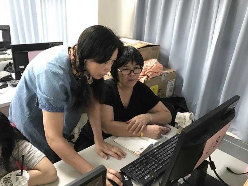 老師指導學員操作