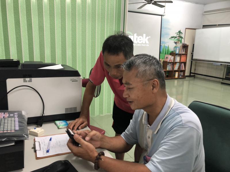 學員於下課時間請老師示範操作方式