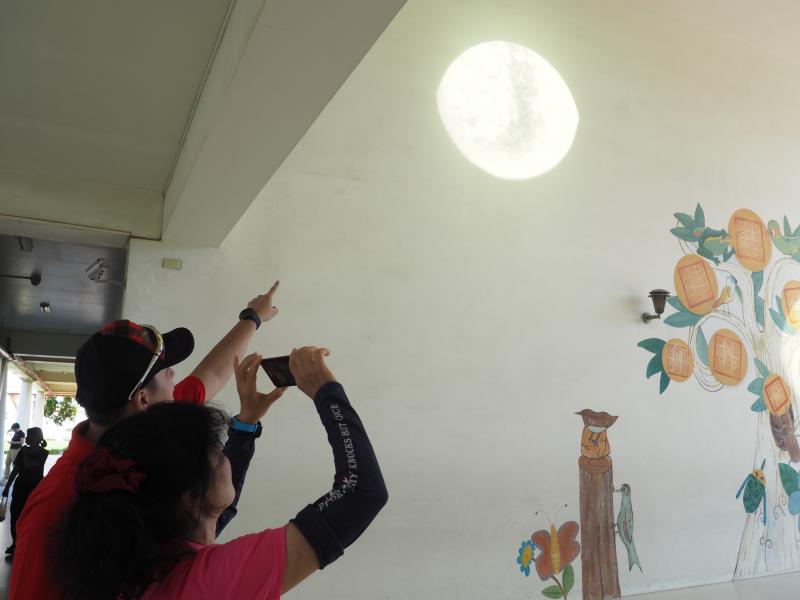 老師講解拍照的技巧、光線調整、構圖方式…，以及特寫角度也是很不一樣的技巧