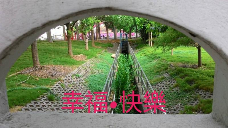 學員掌握拍照構圖技巧，將自己所拍的照片加上文字，帶給每個人幸福、快樂喔