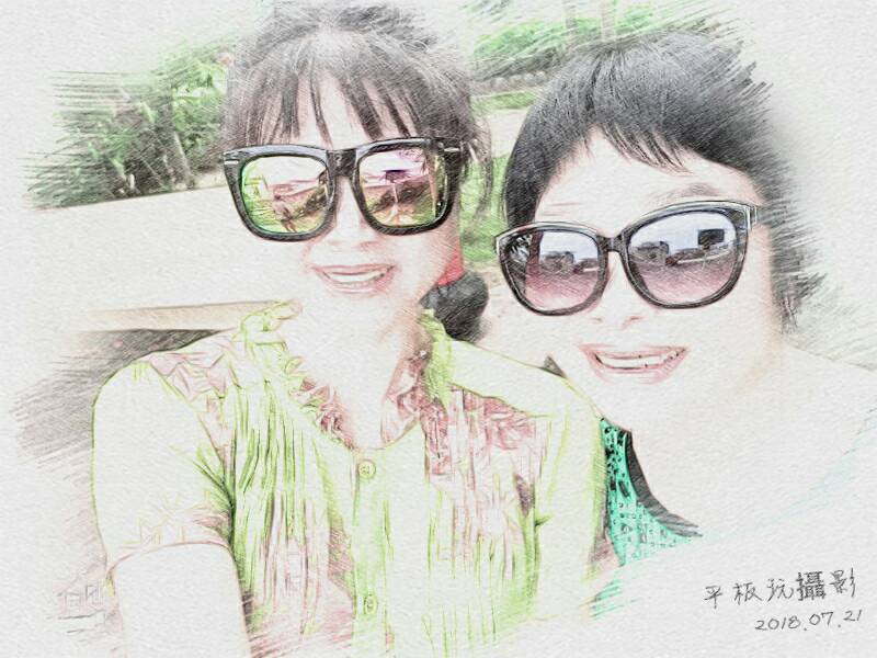 學員們玩自拍，利用APP照片編輯軟體，編修成素描風貌喔