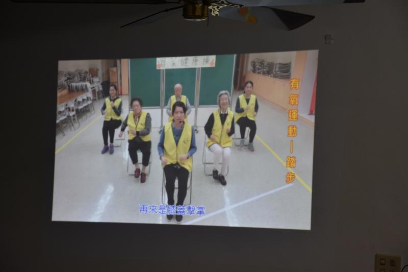跟著影片，身體動一動