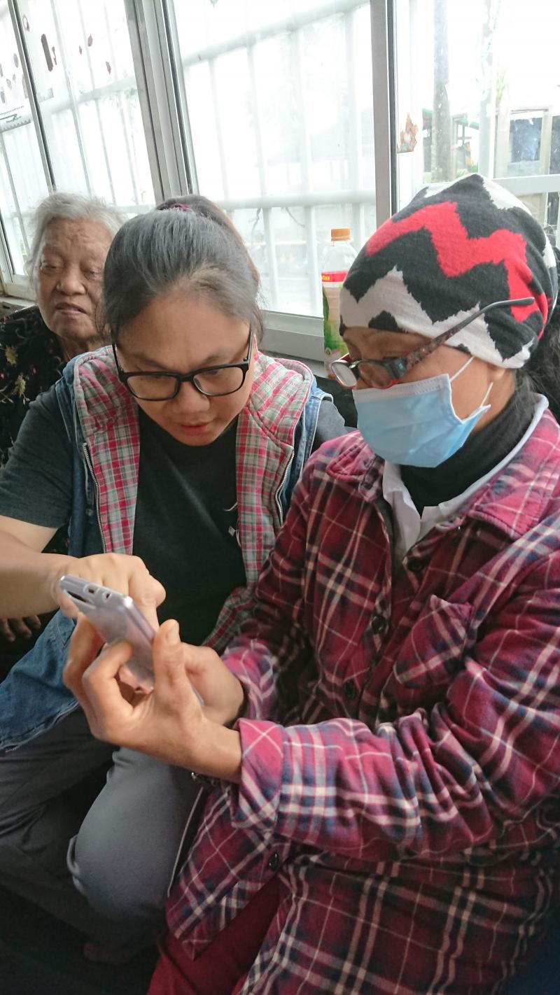 下載facebook、line