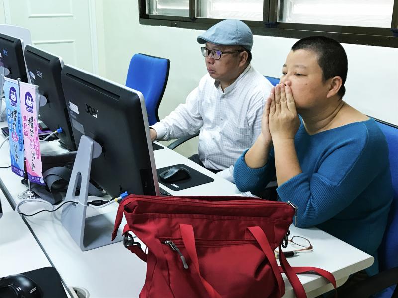 學員認真聽課，透過講師引導，思考並製作編排自己想呈現的圖文介紹內容。