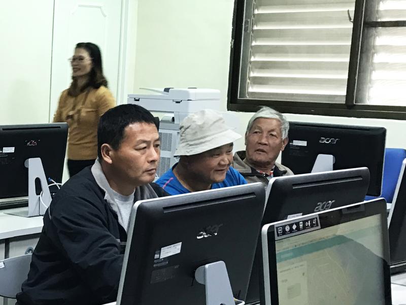 學員們相互討論，怎麼樣的圖文編排內容較為吸睛。