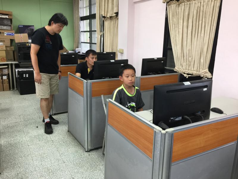 指導學員設計 印章 圓型或方型。