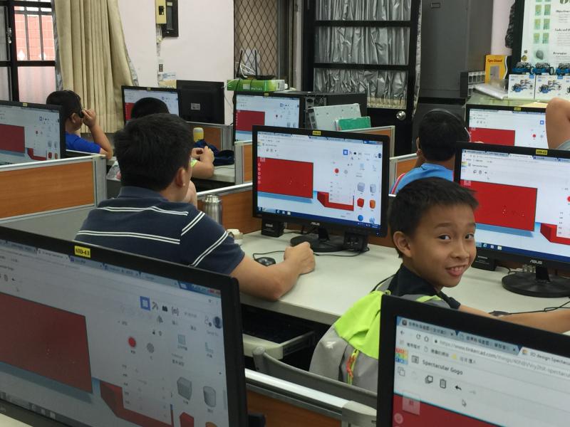 學員試著設計不同的3D作品，有船鑑、機器娃娃、汽車.....。