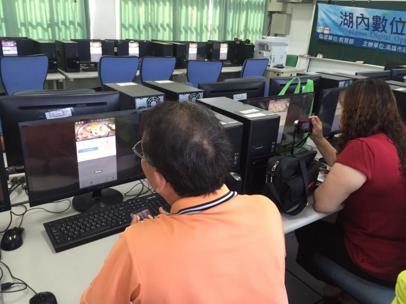 學員認真學習電腦