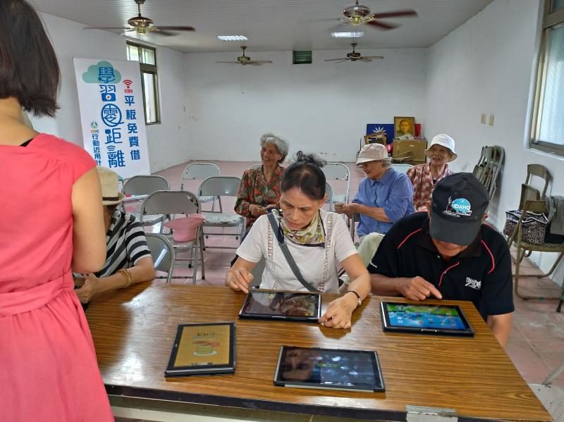 老師先教學員基礎平板的概念。