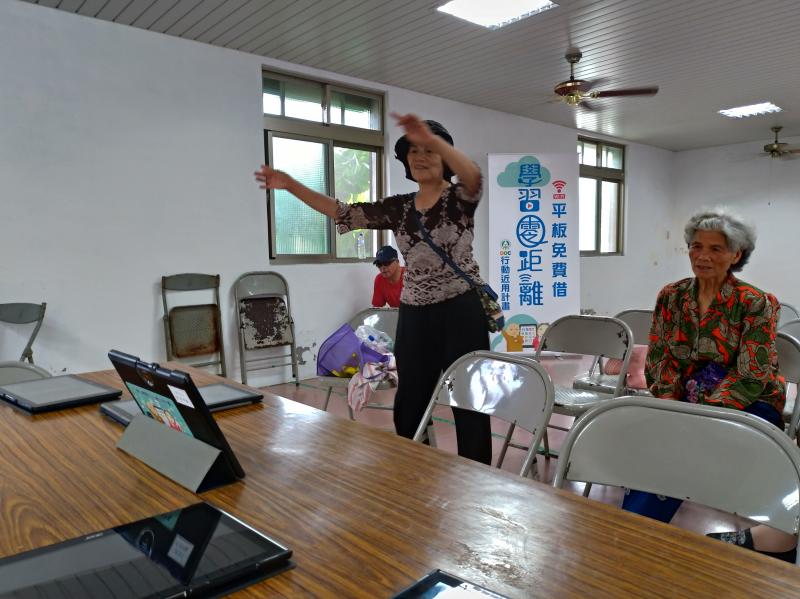 學員看著影片練習跳舞。