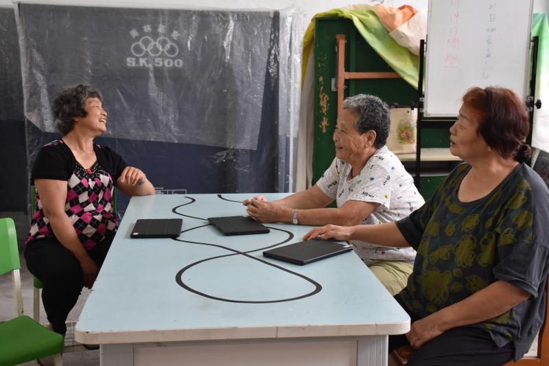 阿嬤第一次接觸平板