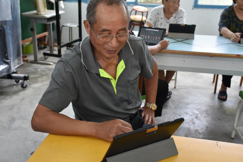 阿公開心的使用平板