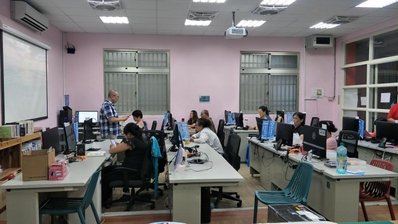 講師針對VR及AR操作解說。