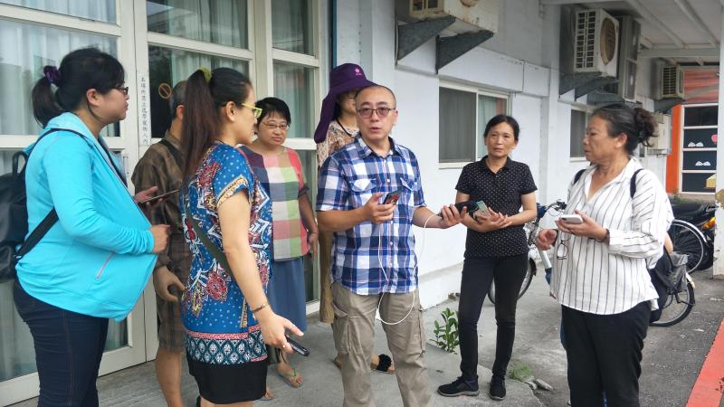 講師帶著學員到戶外拍攝操作。