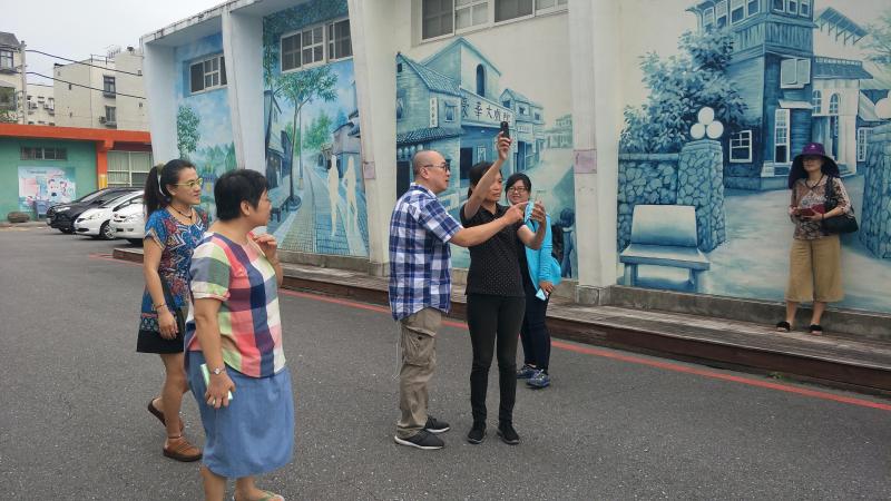 學員利用全景相機，到戶外拍攝練習操作。