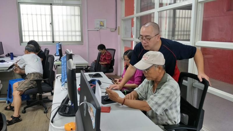 講師個別指導學員操作APP。