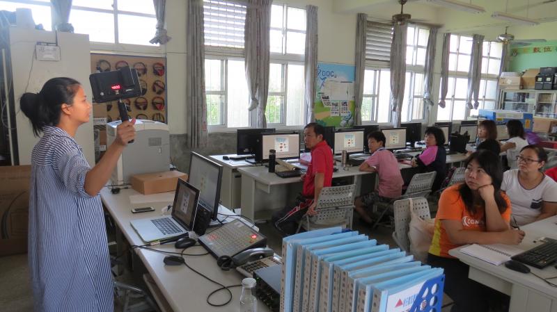 講師手持設備說明，光線來源不同拍攝結果就不同