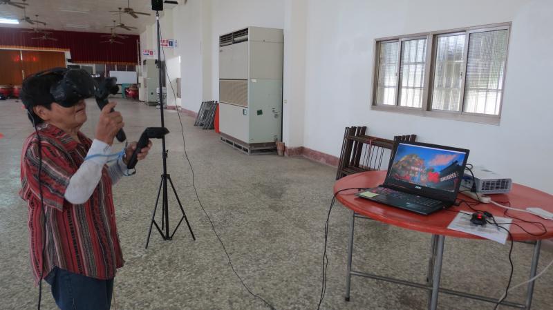 上課照片學員初次體驗VR