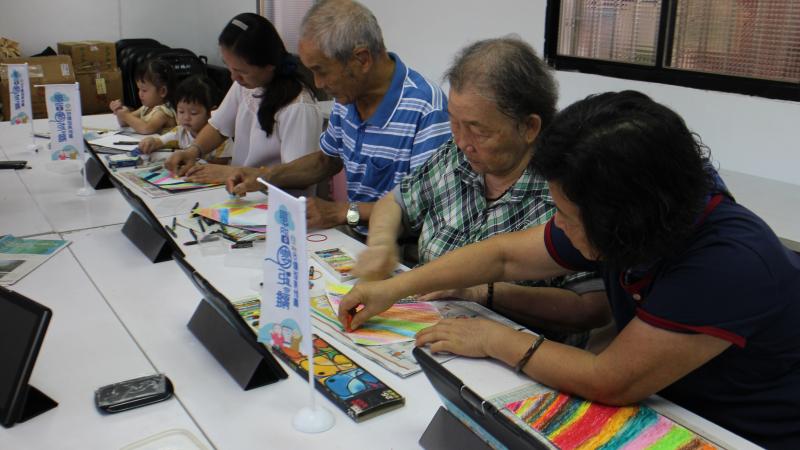 學員們動手學刮畫