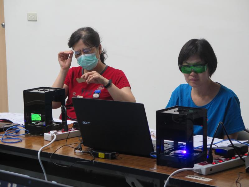 戴上護目鏡 啟用雷雕機