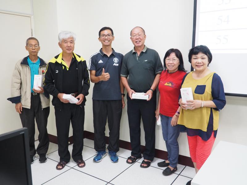 學員練習直播拍賣手做項鍊