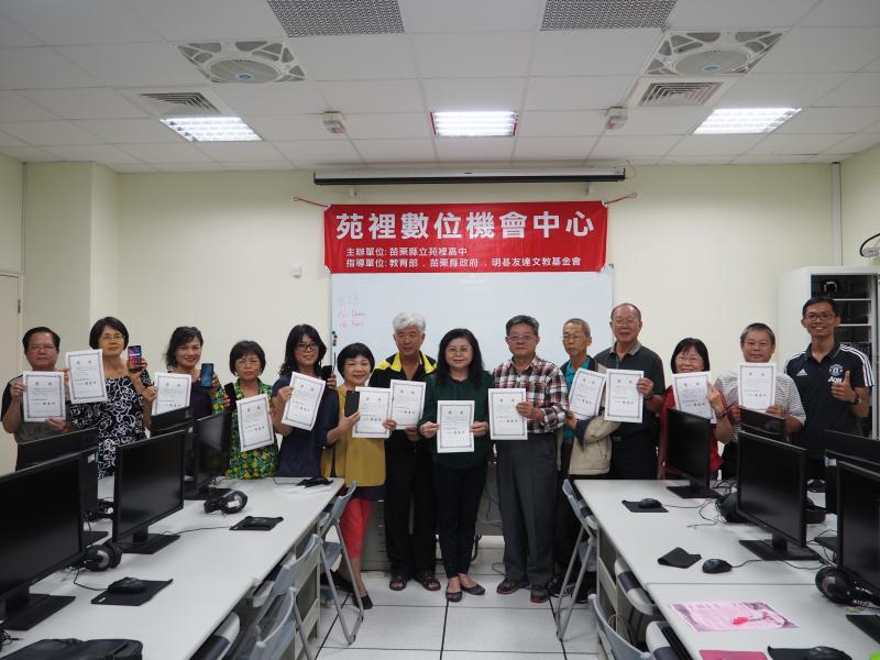 學員練習直播拍賣保溫瓶