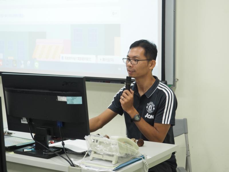 智國老師介紹網路開店的優點，可以節省人力成本、容易個人化行銷…。也介紹電子商務的運作、電子交易的付款方式