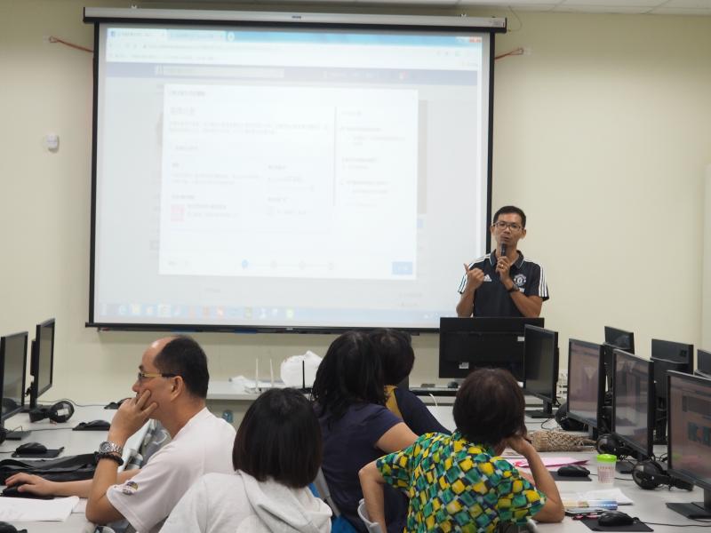 老師介紹網路拍賣直播的流程和相關注意事項，架好手機畫面也實際示範網路拍賣的臨場過程，讓學員們感受網拍直播現場