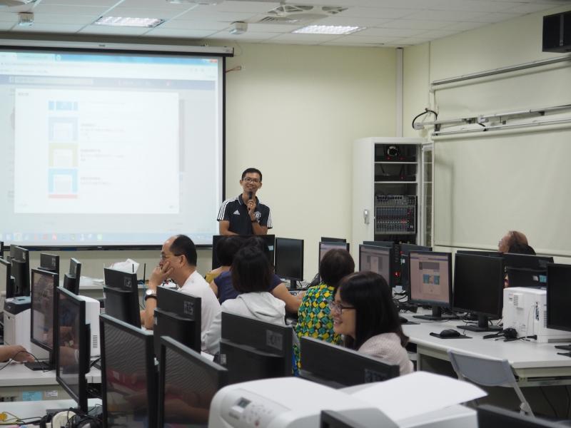 老師介紹臉書粉絲團，從桌上型電腦一步一步講解如何設定和手機版本也一併做介紹操作