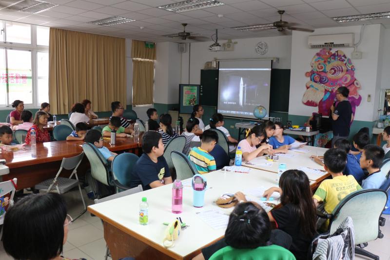 國家太空中心林信嘉博士以深入淺出的方式，告訴大家人造衛星和我們的日常生活息息相關