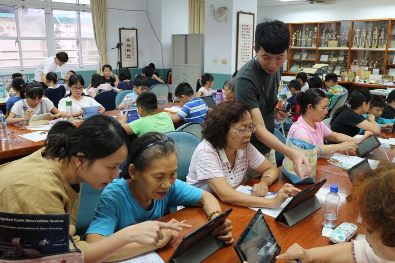 整天的課程下午就來點更輕鬆的，每位學員拿到平板後點開先下載好的吉娃斯愛科學 APP