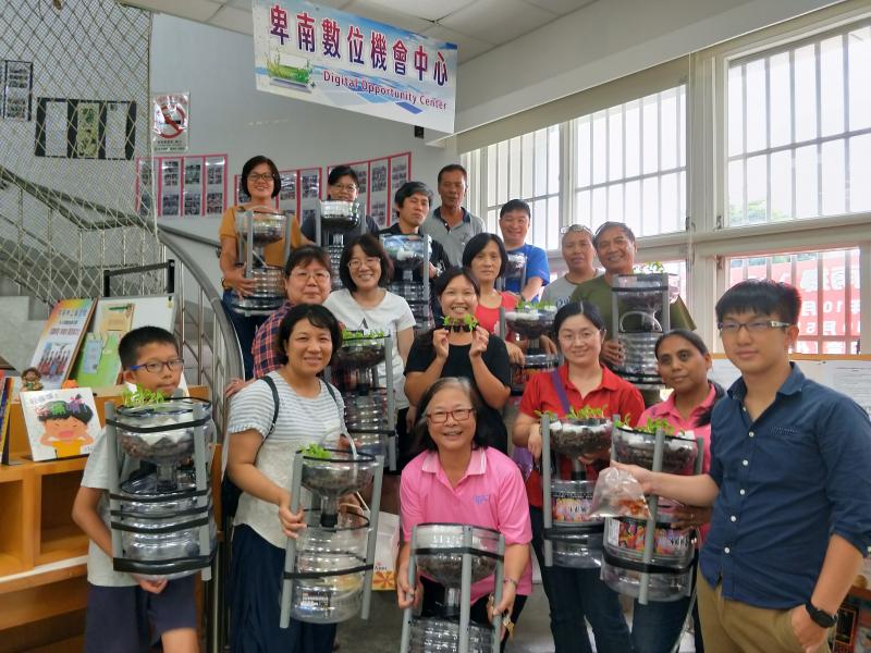 魚菜共生能培育健康蔬菜、帶動經濟效應、兼顧環保和獲利，如此新穎的生活方式是未來能源缺乏後的趨勢