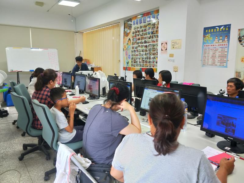 魚菜共生栽培法課程中我們讓學員認識魚菜共生的運作、了解虹吸原理、如何種植水耕植物。