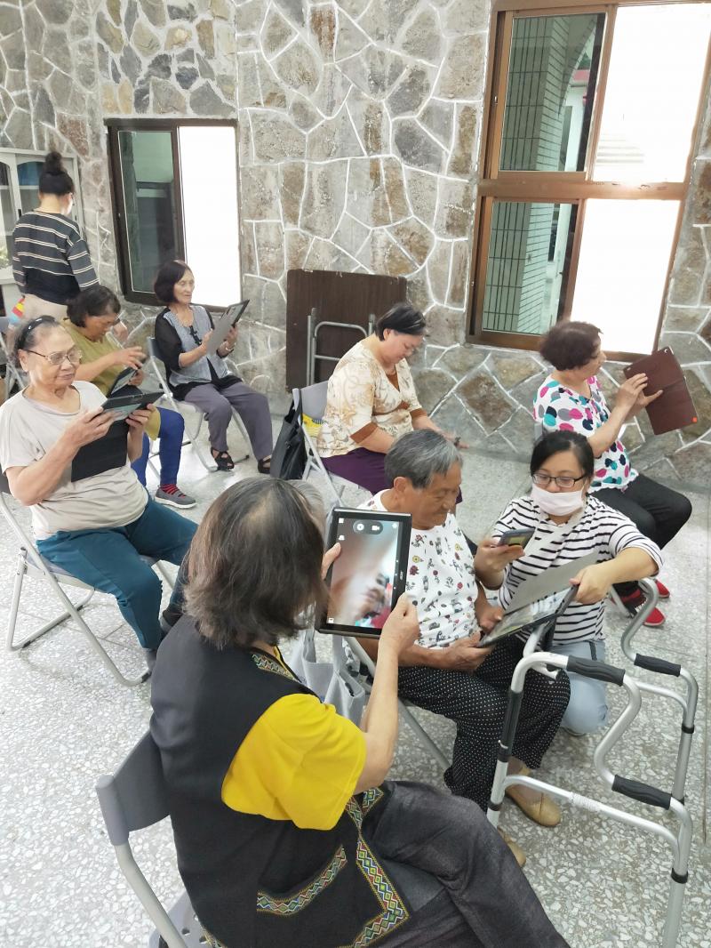 圖中的每位學生，都在研究如何拍出美美的照片。