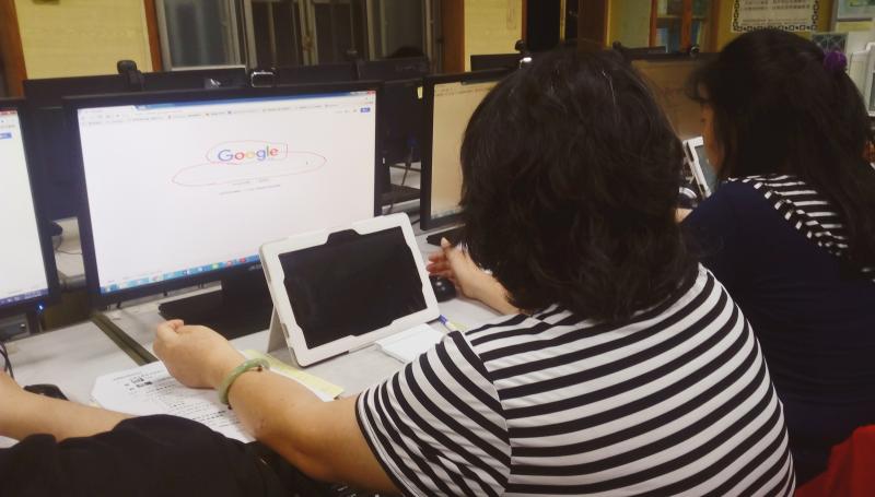 學員看著老師在螢幕的示範