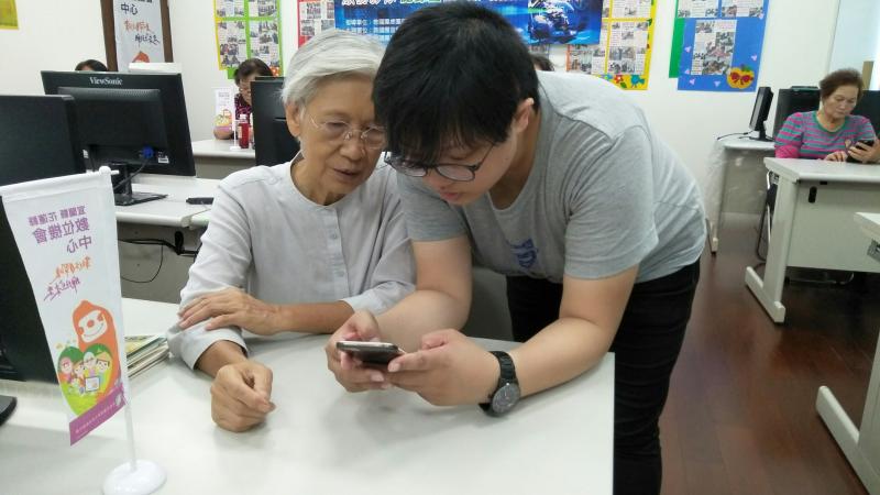 講師耐心為學員解惑