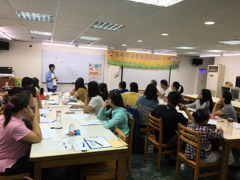 講師認真的分享課程內容