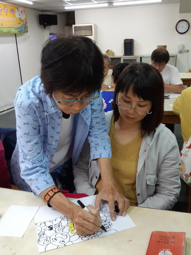 講師親切的指導學員設計圖騰